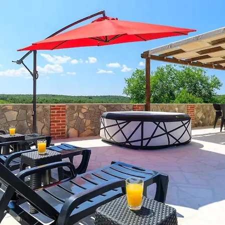 Two With Pool And Jacuzzi, Marin, Pridraga
