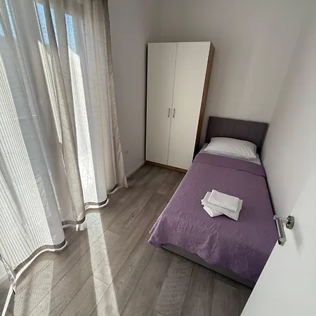 Two With Pool And Jacuzzi, Marin, Pridraga