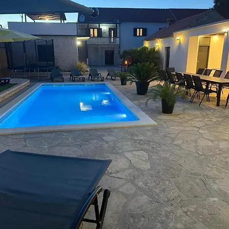 Two With Pool And Jacuzzi, Marin, וילה
