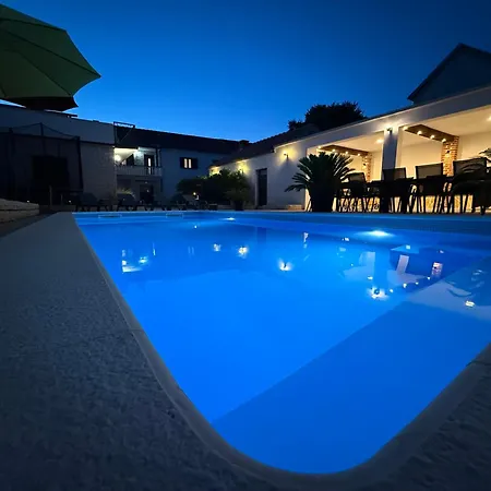 Two With Pool And Jacuzzi, Marin, וילה *