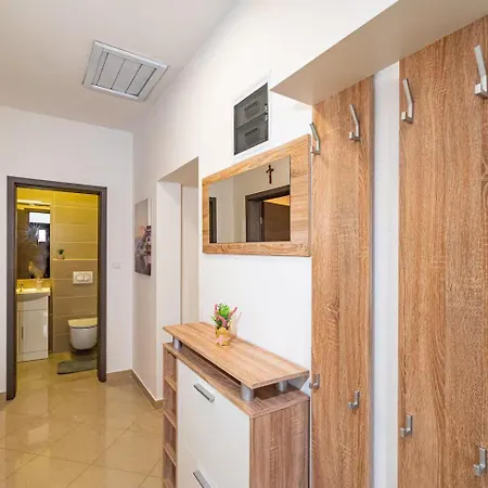 Two With Pool And Jacuzzi, Marin, Pridraga